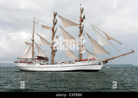 I marinai a bordo l'ecuadoriano tall ship Guayas salire rigging per distendere le vele. Foto Stock