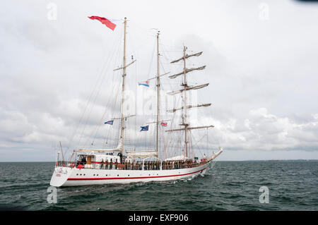 Classe B Tall Ship, Iskra, lascia Belfast durante l'inizio del 2015 Tall Ships race Foto Stock