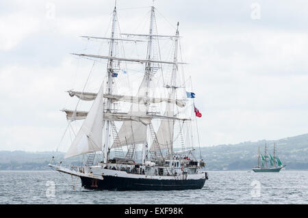 La nave Lord Nelson lascia Belfast durante l'inizio della gara di Tall Ships del 2015. Questa nave è dotata di equipaggio di persone con varie disabilità. Foto Stock