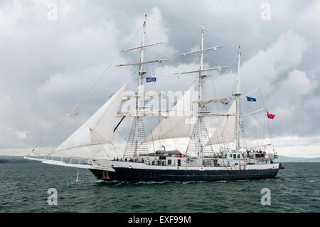 Il Lord Nelson nave lascia Belfast durante l'inizio del 2015 Tall Ships race Foto Stock