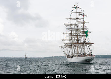 Il brasiliano Marina nave di formazione, Cisne Branco, vele fuori di Belfast per iniziare il 2015 Tall Ships Race Foto Stock
