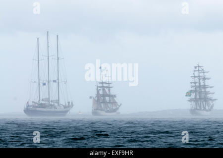 Tre navi di alto mare in molto heavy rain Foto Stock