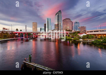 Tampa, Florida, Stati Uniti d'America downtown skyline della città oltre il Fiume Hillsborough. Foto Stock