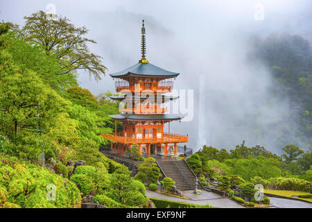 La Nachi, Giappone a Seigantoji Pagoda e Nachi cade. Foto Stock