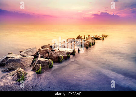 Ora d'oro, mare tranquillo paesaggio dopo il tramonto. Foto Stock