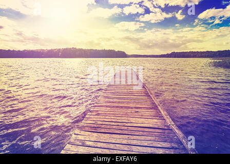 Vintage tonica foto del bellissimo tramonto sul lago, Ostromecko in Polonia. Foto Stock