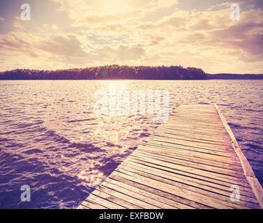 Vintage instagram filtrato dal molo di legno al tramonto. Foto Stock