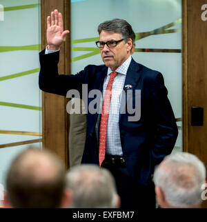 West Des Moines, Iowa, USA. 13 Luglio, 2015. Ex governatore del Texas e la corrente il candidato presidenziale RICK PERRY campagne a sostegno Iowans Israele Presidential Tavola Rotonda. Credito: Brian Cahn/ZUMA filo/Alamy Live News Foto Stock