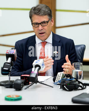 West Des Moines, Iowa, USA. 13 Luglio, 2015. Ex governatore del Texas e la corrente il candidato presidenziale RICK PERRY campagne a sostegno Iowans Israele Presidential Tavola Rotonda. Credito: Brian Cahn/ZUMA filo/Alamy Live News Foto Stock