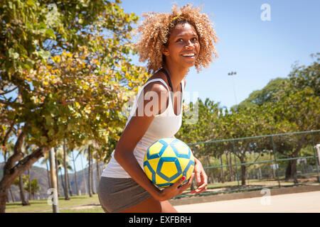 Ritratto di giovane donna giocatore di basket con sfera Foto Stock