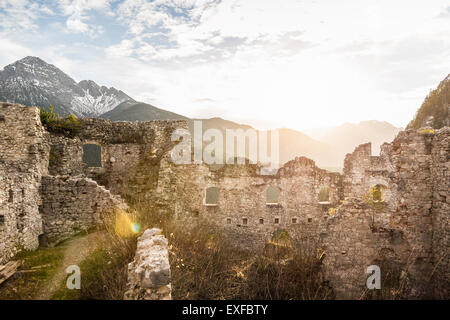 Vista del castello di Ehrenberg rovine e le montagne, Reutte, Tirolo, Austria Foto Stock