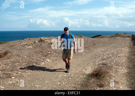 Un rambler camminando lungo la cami de Cavalls costiere percorso nuziale sull isola di Minorca spagna Foto Stock