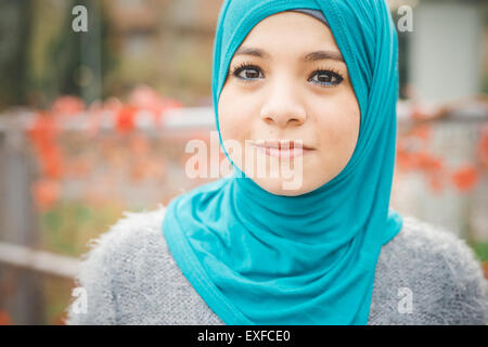 Close up ritratto di giovane donna che indossa il hijab turchese Foto Stock