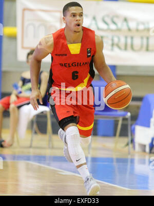 Lignano Sabbiadoro, Italia. 13 Luglio, 2015. Belgio del Emmanuel Lecomte eseguire con la palla durante il secondo turno basket match tra Israele e Belgio della U20 Campionati Europei Maschili 2015 nella Pala Getur sports hall di Lignano lunedì 13 luglio 2015. Credito: Andrea Spinelli/Alamy Live News Foto Stock