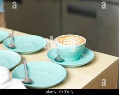 Tazza di caffè e i piattini Foto Stock