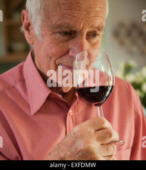 L'Uomo odore di aroma di bicchiere di vino rosso Foto Stock