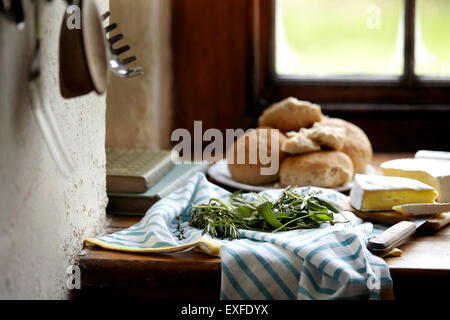 Panini e brie sul banco di cucina Foto Stock