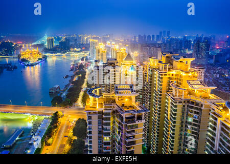 Fuzhou, Fujian, Cina cityscape sul fiume Ming. Foto Stock