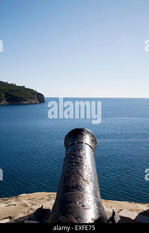 Old Fort cannon rivolta verso il mare mediterraneo, Dubrovnik, Croazia Foto Stock