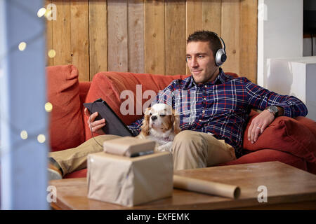 Metà uomo adulto con tavoletta digitale in picture corniciai showroom Foto Stock