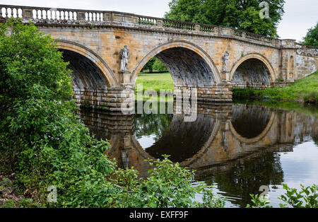 Ponte sul fiume Derwent a Chatsworth House nel Derbyshire Peak District UK Foto Stock