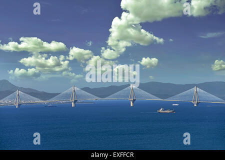 Rio-Antirrio bridge è la più lunga del mondo del completamente del tipo sospeso, che collega il Peloponneso alla Grecia continentale su strada Foto Stock