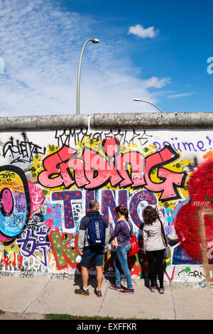 I graffiti sulla sezione originale del muro di Berlino all'East Side Gallery di Friedrichshain Berlino Germania Foto Stock