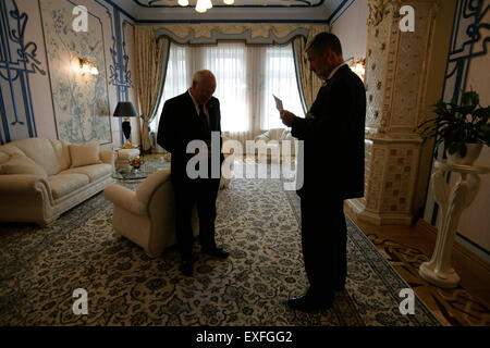 Il vice presidente Cheney parla con David Addington presso la casa Foto Stock