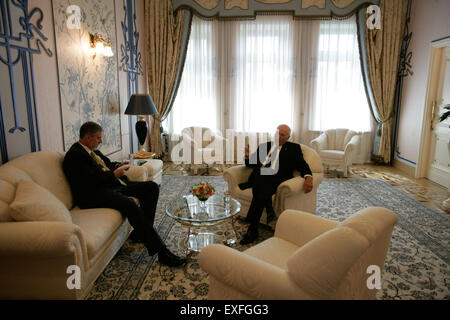 Il vice presidente Cheney parla con David Addington presso la casa Foto Stock