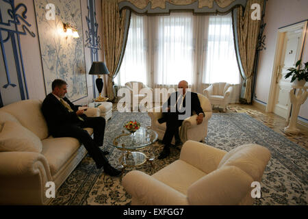 Il vice presidente Cheney parla con David Addington presso la casa Foto Stock