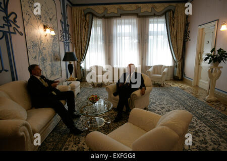 Il vice presidente Cheney parla con David Addington presso la casa Foto Stock