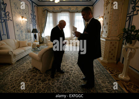 Il vice presidente Cheney parla con David Addington presso la casa Foto Stock