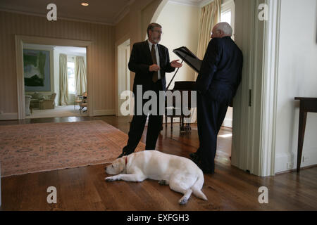 Il vice presidente Cheney parla con David Addington al regno Foto Stock