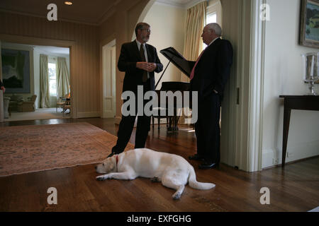 Il vice presidente Cheney parla con David Addington al regno Foto Stock