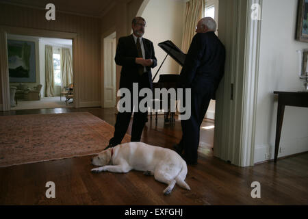 Il vice presidente Cheney parla con David Addington al regno Foto Stock