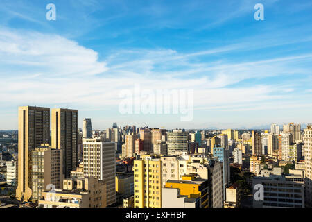 Vista del paesaggio urbano di Curitiba, Stato di Parana, Brasile. Foto Stock