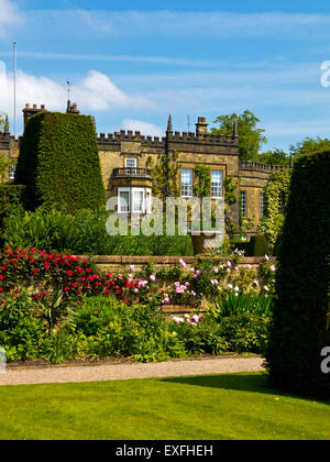 Il giardino e la casa in estate a Renishaw Hall Derbyshire England Regno Unito Foto Stock