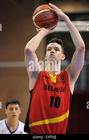 Lignano Sabbiadoro, Italia. 13 Luglio, 2015. Hans Vanwijn (BEL) scatti durante l'U20 FIBA europeo campionato Baketball uomini. Luglio 13, 2015. foto Simone Ferraro/Alamy Live News Foto Stock