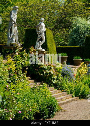 Statue e passi nel giardino di Renishaw Hall Derbyshire England Regno Unito Foto Stock