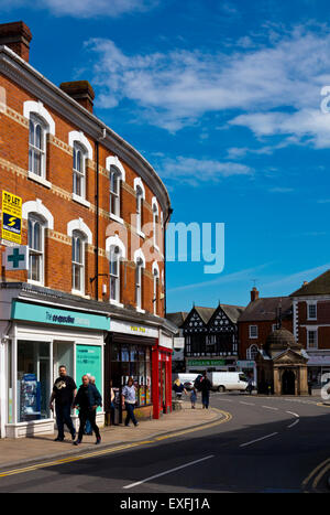 High street negozi nel centro città a Uttoxeter in Staffordshire West Midlands England Regno Unito Foto Stock
