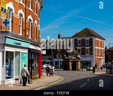 High street negozi nel centro città a Uttoxeter in Staffordshire West Midlands England Regno Unito Foto Stock