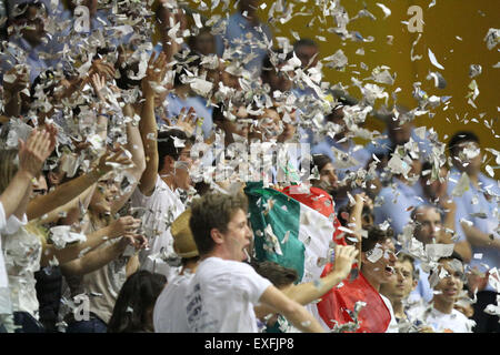 Lignano Sabbiadoro, Italia. 13 Luglio, 2015. L'Italia è un fan durante il secondo turno basket match tra Italia e Serbia della U20 Campionati Europei Maschili 2015 nella Pala Getur sports hall di Lignano lunedì 13 luglio 2015. Credito: Andrea Spinelli/Alamy Live News Foto Stock