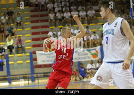 Lignano Sabbiadoro, Italia. 13 Luglio, 2015. La Serbia il Ognjen Jaramaz durante il secondo turno basket match tra Italia e Serbia della U20 Campionati Europei Maschili 2015 nella Pala Getur sports hall di Lignano lunedì 13 luglio 2015. Credito: Andrea Spinelli/Alamy Live News Foto Stock