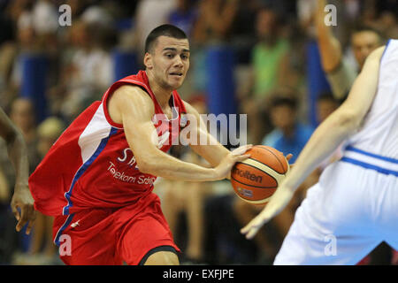 Lignano Sabbiadoro, Italia. 13 Luglio, 2015. La Serbia di Nikola Rebic durante il secondo turno basket match tra Italia e Serbia della U20 Campionati Europei Maschili 2015 nella Pala Getur sports hall di Lignano lunedì 13 luglio 2015. Credito: Andrea Spinelli/Alamy Live News Foto Stock