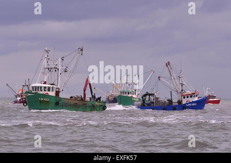 Il Cockle barche da pesca 'prop-lavaggio" nel lavaggio, spegnere il Lincolnshire porto di Boston, Regno Unito. Foto Stock