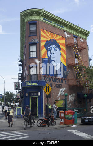 Il Brooklyn amore edificio con un murale di Biggie lungo Fulton San in Fort Greene quartiere di Brooklyn, New York. Foto Stock