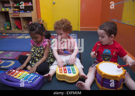 In età prescolare summer day camp in programma il multietnico quartiere Kensington di Brooklyn, New York. Foto Stock