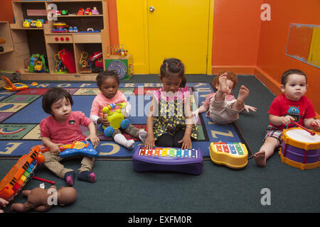 In età prescolare summer day camp in programma il multietnico quartiere Kensington di Brooklyn, New York. Foto Stock