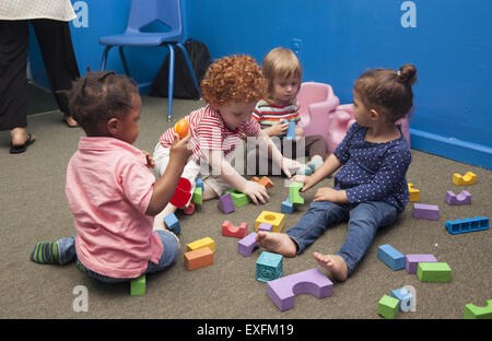 In età prescolare summer day camp in programma il multietnico quartiere Kensington di Brooklyn, New York. Foto Stock