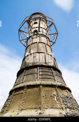 Whiteford abbandonati faro sulla Penisola di Gower in Galles è la sola onda spazzata di ghisa faro in Gran Bretagna Foto Stock